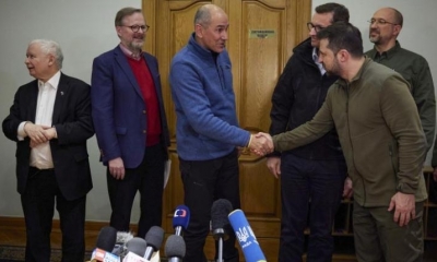 El presidente ucraniano, Volodimir Zelenski (der.) junto a los líderes de Polonia, Eslovenia y República Checa, ayer. | EFE