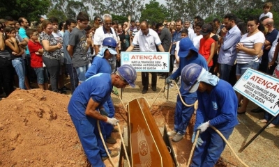 Entierran a las víctimas/Foto. Crónica