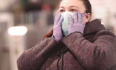 Una persona cubre su rostro con un barbijo para prevenir el contagio. / Foto: Archivo