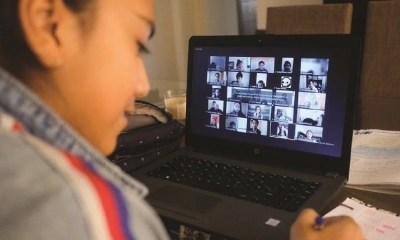 Ante la pandemia, niños pasan clases virtuales desde casa.