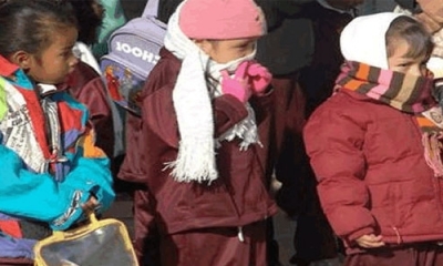 Niños abrigados para soportar el frio.