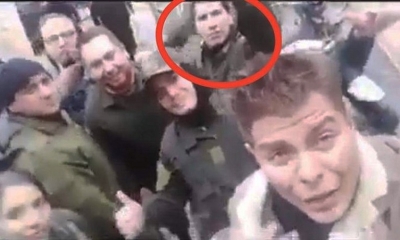 El subteniente Deymar Lima Quispe aparece en esta fotografía, en primer plano el líder de la Resistencia Juvenil Cochala, Yassir Molina.