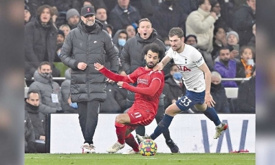 Ben Davies (d) del Tottenham disputa la pelota con Mohamed Salah (C) de Liverpool.