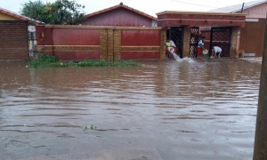 El agua rebasó los canales, cayeron árboles y los accesos están cortados. 