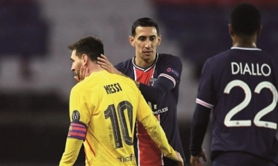 Ángel Di María consuela a su compatriota Lionel Messi tras el compromiso entre el PSG y el Barcelona por la Champions.