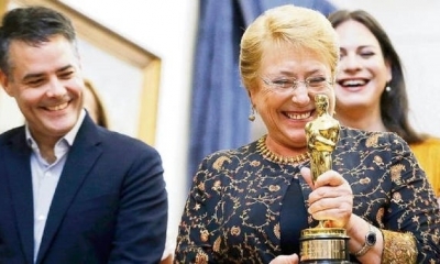 Michelle Bachelet muestra a la prensa el Óscar que ganó la película Una Mujer Fantástico junto al director de cine Sebastián Lelio. 