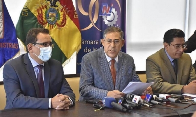El presidente de la CNI, Ibo Blazicevic (centro), en conferencia de prensa