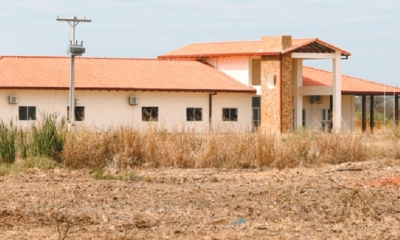 Se advierte descuido en el corte de la maleza. El centro aún no dispone de energía eléctrica. Foto: EL DEBER