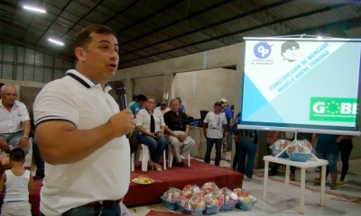 El gobernador Alex Ferrier