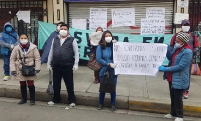 La Asociación de Artesanos protestan en el centro de La Paz. Foto: Freddy Barragán / Pagina Siete.