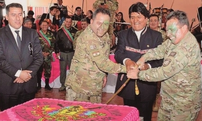 Evo Morales y Williams Kaliman (izquierda) parten un pastel en un aniversario anterior. 
