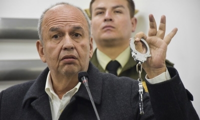 El ministro de Gobierno, Arturo Murillo, muestra los grilletes .  Foto: Ministerio de Gobierno