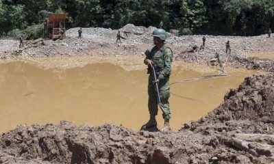 Policías y militares realizan un operativo contra la minería ilegal. | EFE
