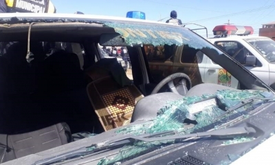 Uno de los motorizados de la Alcaldía, que quedó con el parabrisas destrozado. / Foto: @rtp_bolivia