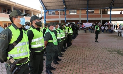 Una imagen de policìas bajo revista de la superioridad.