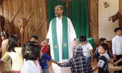 El religioso comparte una homilía con varios niños