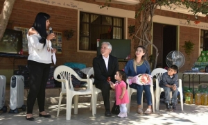 El presidente en ejercicio, Álvaro García Linera entregó alimentos, ropa y equipos electrodomésticos para el hogar de niños Arcoíris. Foto: RRSS