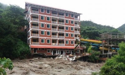 Aguas del río Huarinillas afectan el hotel Río Selva, ayer en Coroico