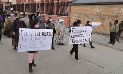 Estudiantes y padres de familia protestan el miércoles en puertas de la universidad alteña.