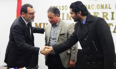 El abogado Jana se dio la mano con el procurador Menacho. 