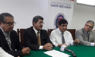 El rector Saúl Rosas durante la presentación de Roberto Quevedo, nuevo director de Investigación de la Uagrm. Foto: EL DEBER