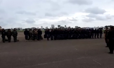 Así llegaron los policías a tierra cruceña/Foto. Captura de pantalla