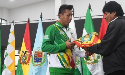 Morales entregó la bandera nacional/Foto. ABI