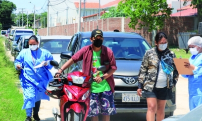En Santa Cruz, el departamento que registra más casos, la gente hace fila para pruebas. Foto: El Deber.