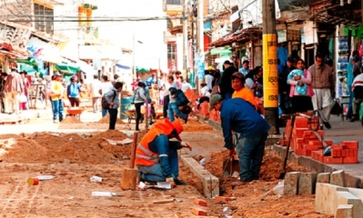 En la calle Caballero falta colocar la nueva loseta; ya se cambió el drenaje pluvial. Foto: EL DEBER