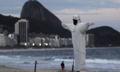Un Cristo Redentor hecho de arena en la playa de Copacabana, Río de Janeiro, 28 de marzo de 2020.