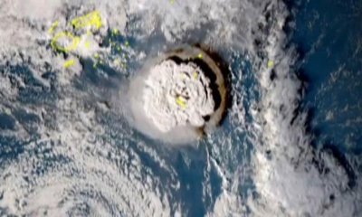 Erupción del volcán en Tonga vista desde satélite. | AFP