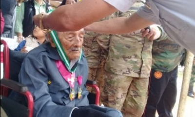 Don Abelino Alcócer Vaca recibe la medalla al heroísmo. Foto: EL DEBER