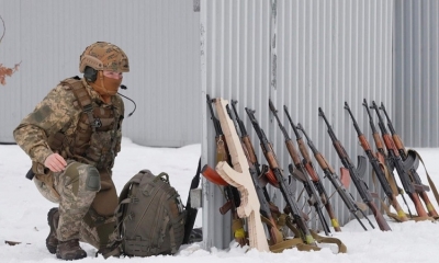 Un soldado participa en unos ejercicios militares abiertos a civiles en Kiev. EFE