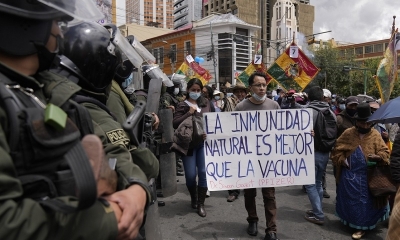 grupos se manifiestan en rechazo contra la vacunación del Covid19