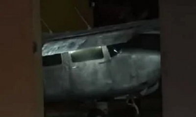 La avioneta secuestrada en un hangar en Santa Cruz. / Captura