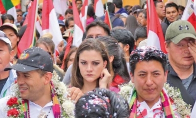 Nadia Beller en medio de los cívicos Luis Fernando Camacho y Marco Pumari. | El Potosí Nadia Beller junto a los cívicos. 