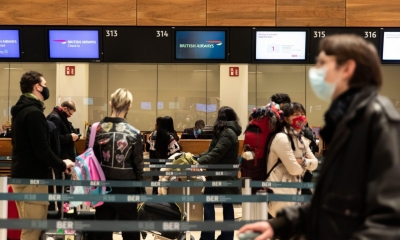 Viajeros esperan su turno en el mostrador de British Airline en el aeropuerto de Berlín, este lunes. | EFE
