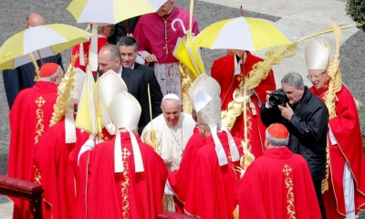 El Papa Francisco saluda a un grupo de cardenales en el final de la misa de Domingo de Ramos en la Plaza de San Pedro, en el Vaticano. 14 de abril 