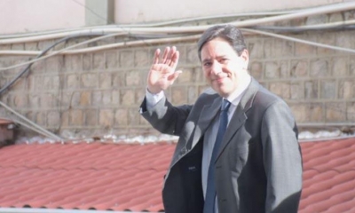 Salvador Romero tras leer su carta con el anuncio de su renuncia. | APG
