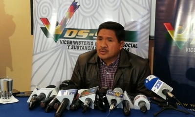 El viceministro de Defensa Social y Sustancias Controladas, Felipe Cáceres, en conferencia de prensa. Foto: ABI