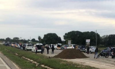 En Portachuelo bloquean la ruta a Cochabamba
