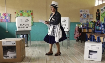 Una mujer indígena vota en un centro de Tarqui. Provincia de Azuay, Ecuador, 20 de agosto de 2023.
