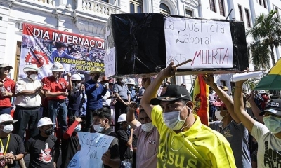 El presidente Luis Arce formó parte de la multitudinaria marcha, ayer. | APG Miles de personas participaron de la concentración.  APG 