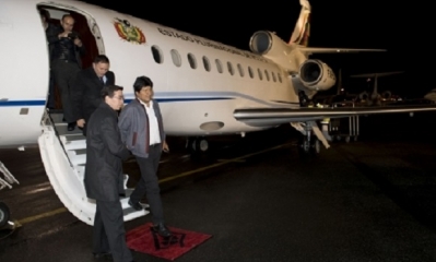 El presidente Evo Morales arriba a la capital de Francia para asistir a la Cumbre del Clima. 