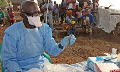 Un médico se prepara para tomar una muestra de sangre de un espécimen de Mastomys Natalensis en la aldea Jormu. Foto: RT