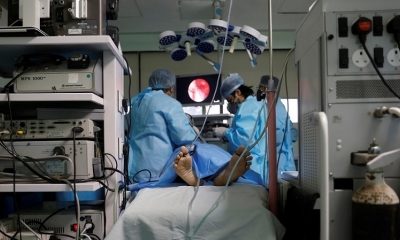 Un paciente con mucormicosis es operado en Nueva Deli, India, el 31 de mayo de 2021.Adnan Abidi / Reuters