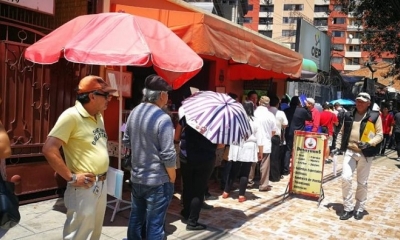 Personas hace fila para realizar el trámite de retiro o anulación de militancia política.