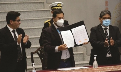 El presidente Luis Arce, el ministro de Economía Marcelo Montenegro y Edwin Rojas del BCB. 