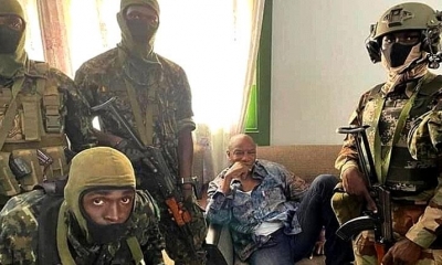 El presidente de Guinea, Alpha Conde, rodeado de militares en su arresto. | EFE