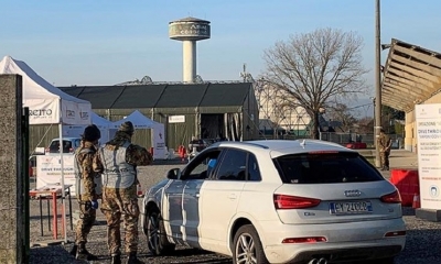 Pabellones son custodiados por el ejército italiano donde se realizan las pruebas masivas.